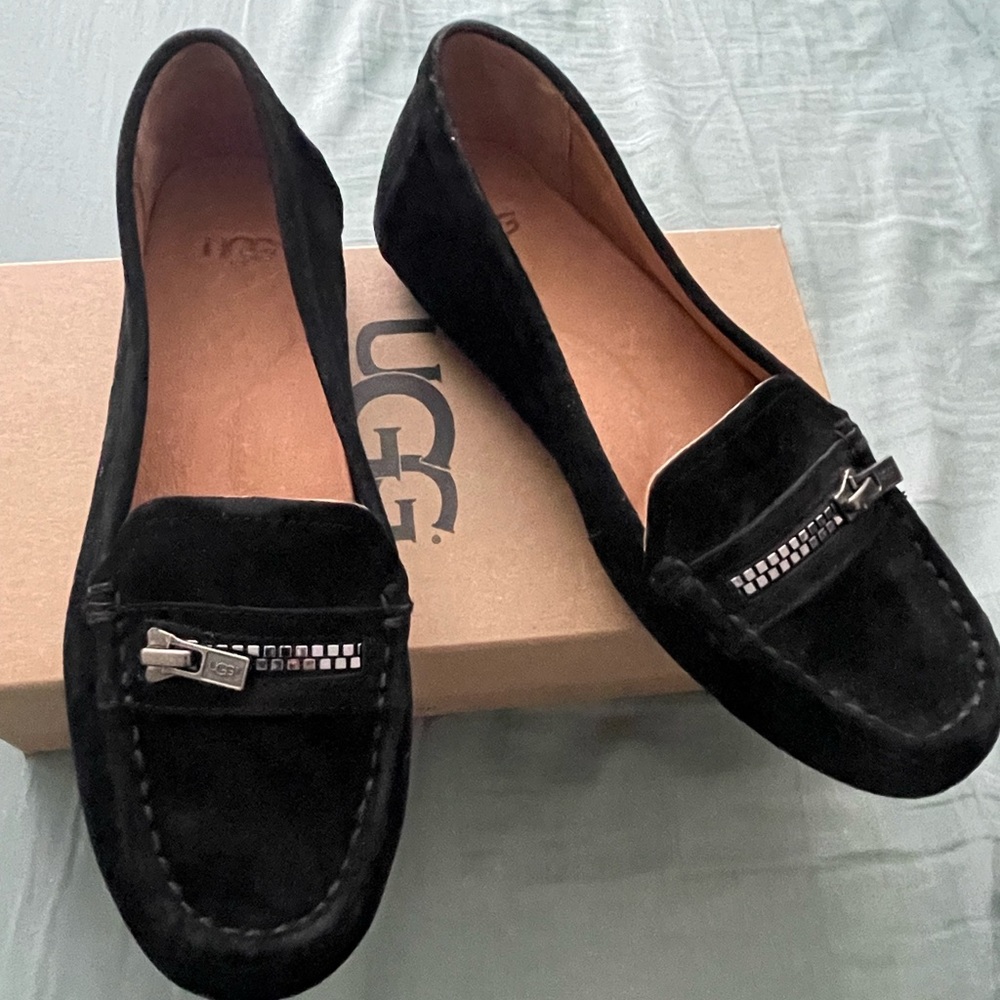 UGG Women’s Davina Loafer Flat Size 6